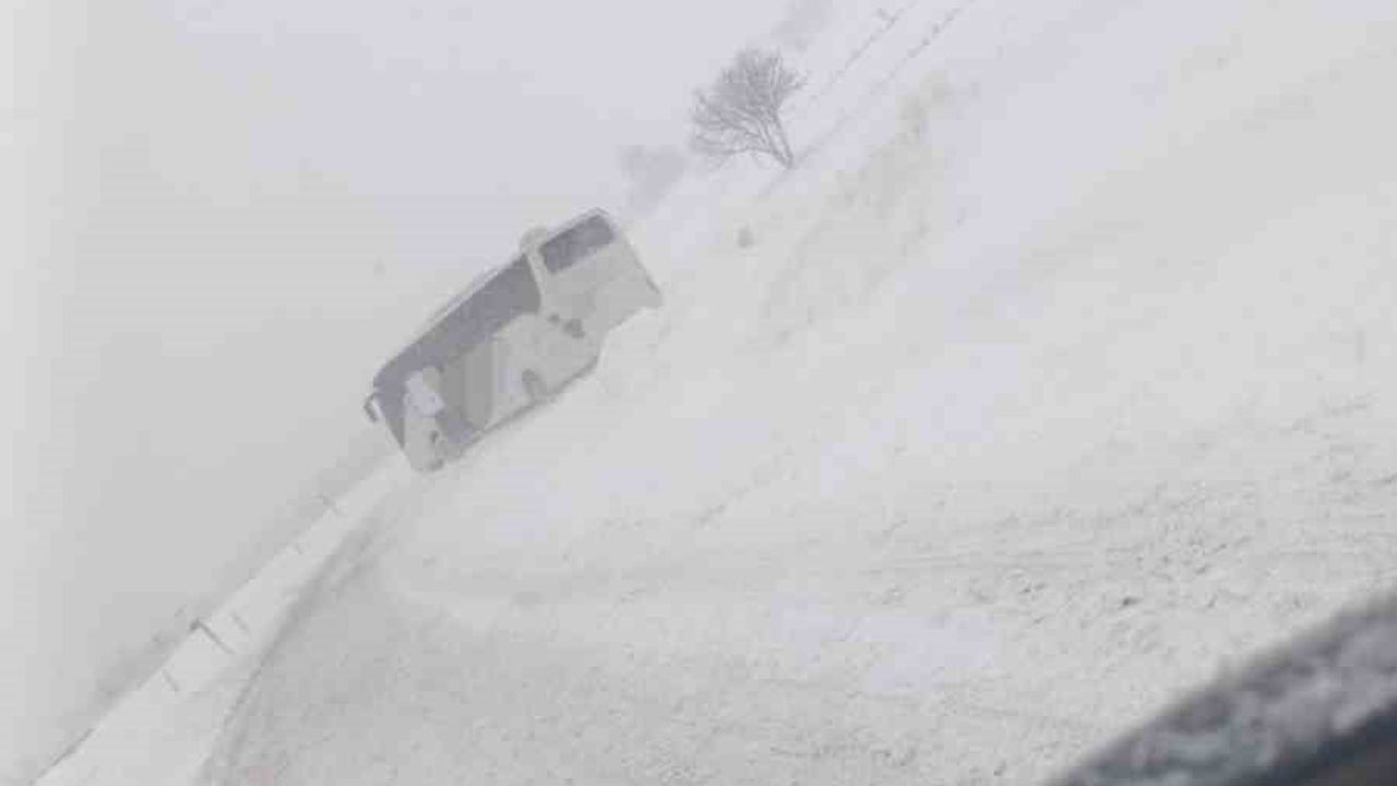 Kastamonu'da yolcu otobüsü kara saplandı