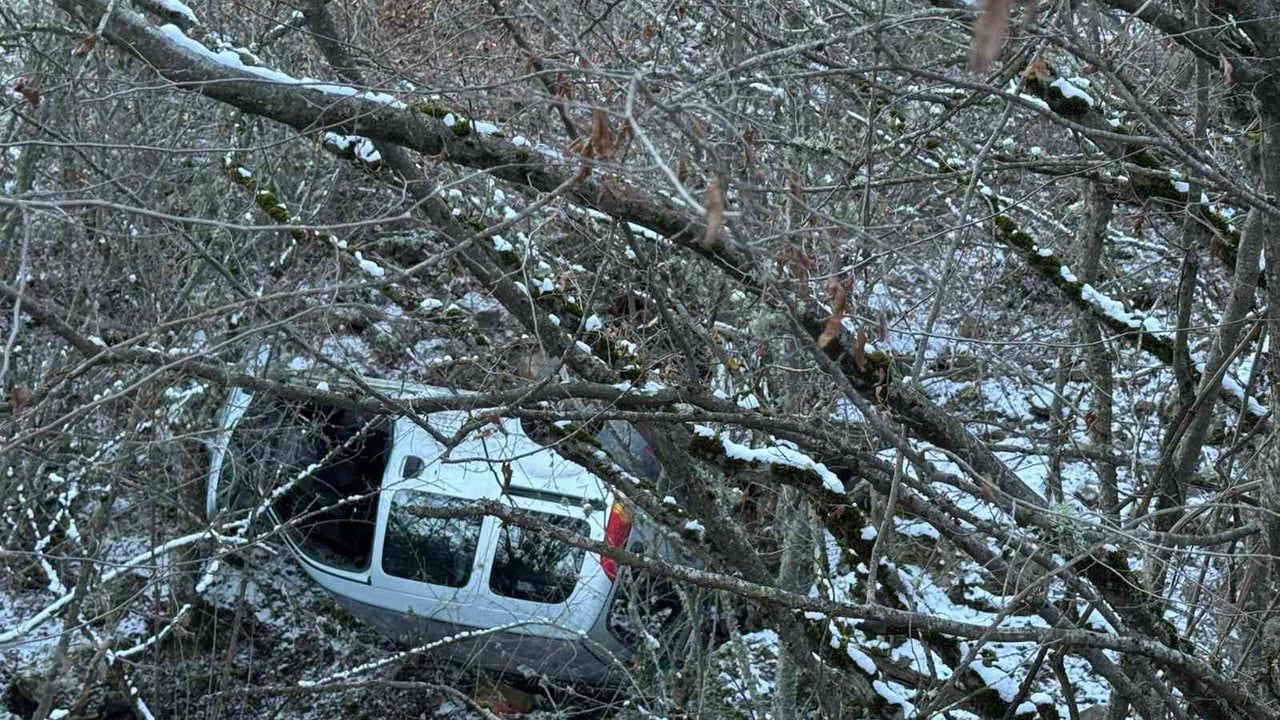 Kastamonu Hanönü'de hafif ticari araç şarampole yuvarlandı — sürücü yara almadan kurtuldu