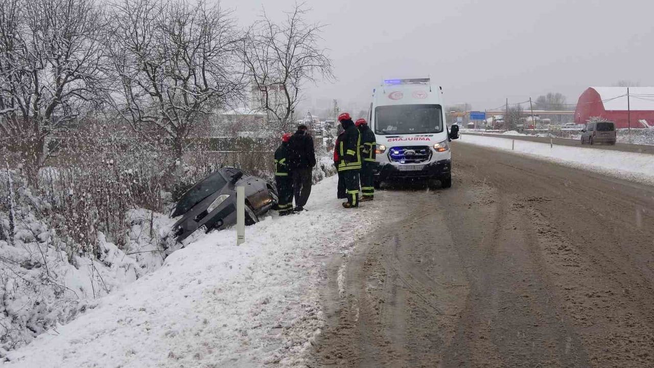 Kastamonu-Taşköprü yolunda kar nedeniyle yan yatan otomobilde 4 yaralı