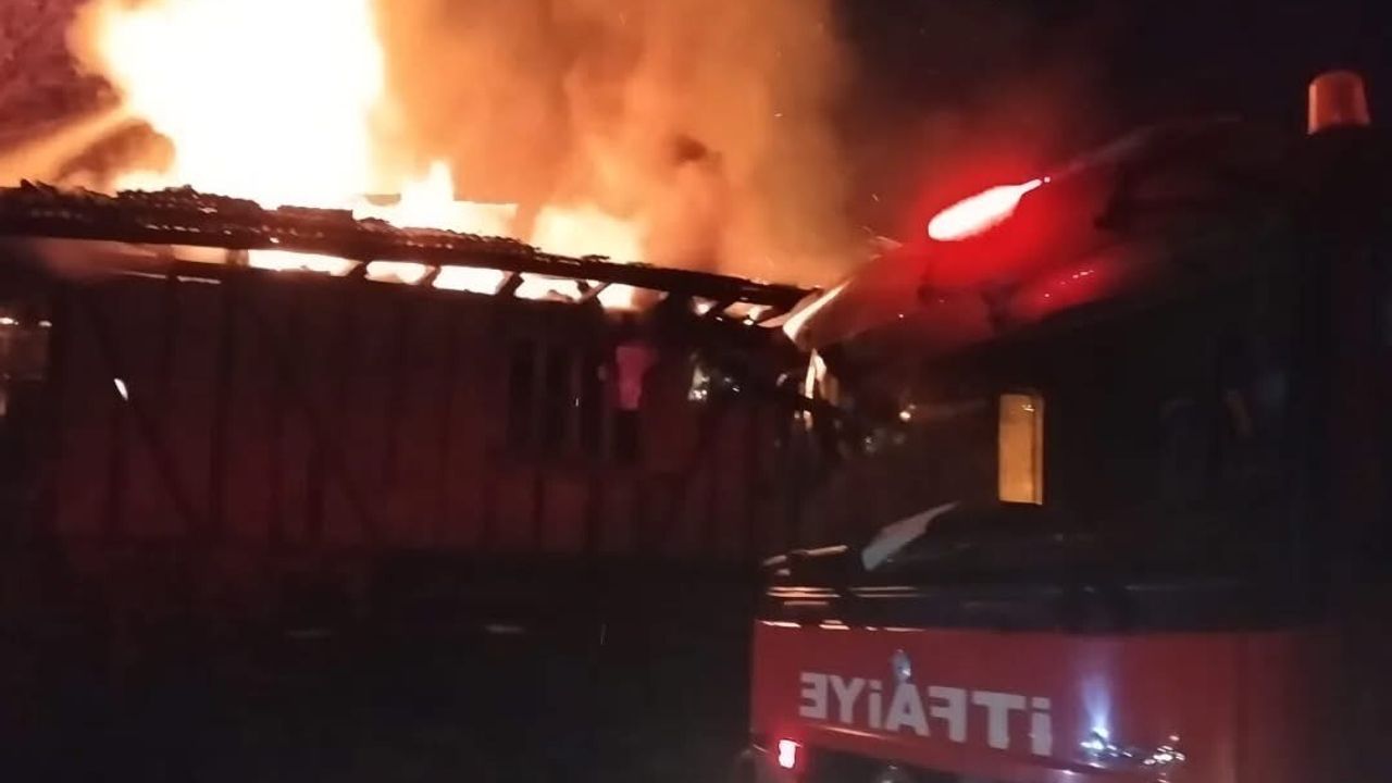 Kastamonu Ümit Köyü'nde İki Katlı Ahşap Ev Yangını