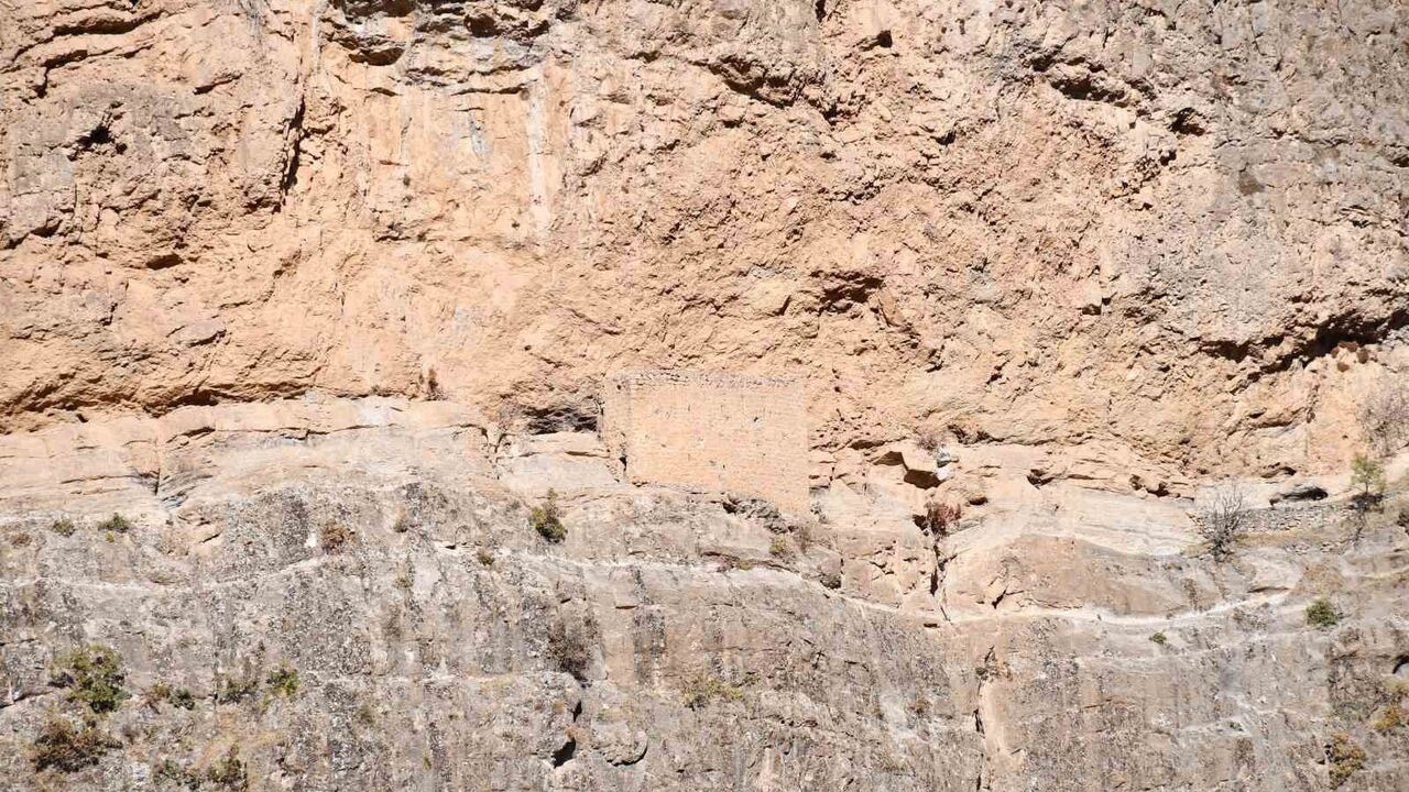 Kayaların İçindeki Asırlık Manastır Şırnak'ta dronla görüntülendi
