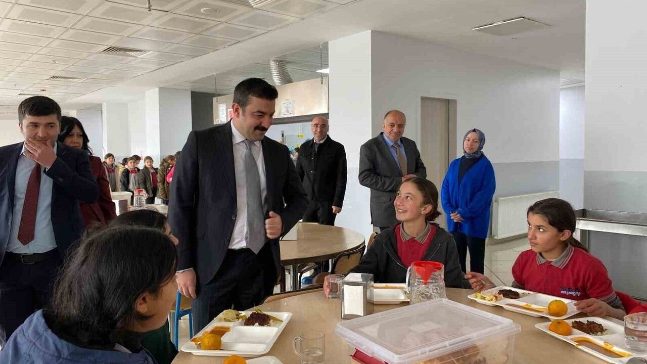 Kaymakam Akköz, Arpaçaylı öğrencilerle öğle yemeğinde bir araya geldi