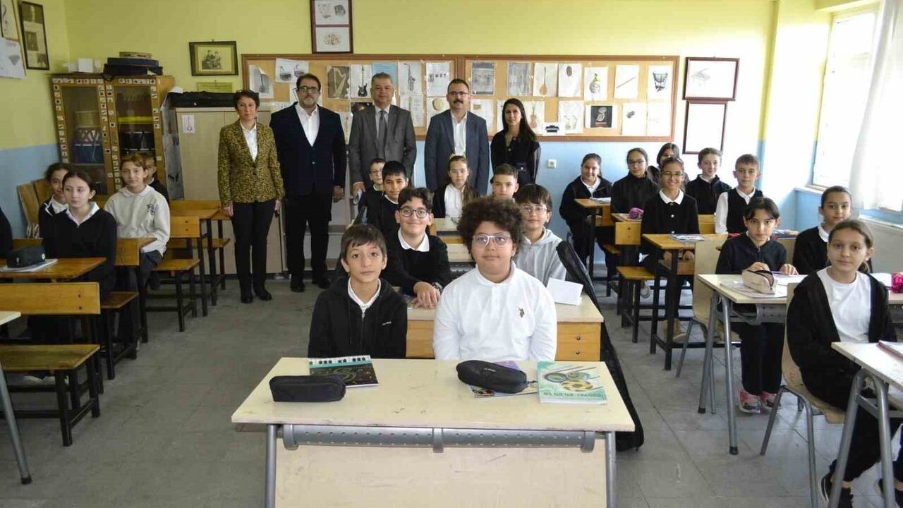 Kaymakam Ali Ekber Ateş Atça Hadıloğlu İbrahim Uzunırmak Ortaokulu'nu Ziyaret Etti