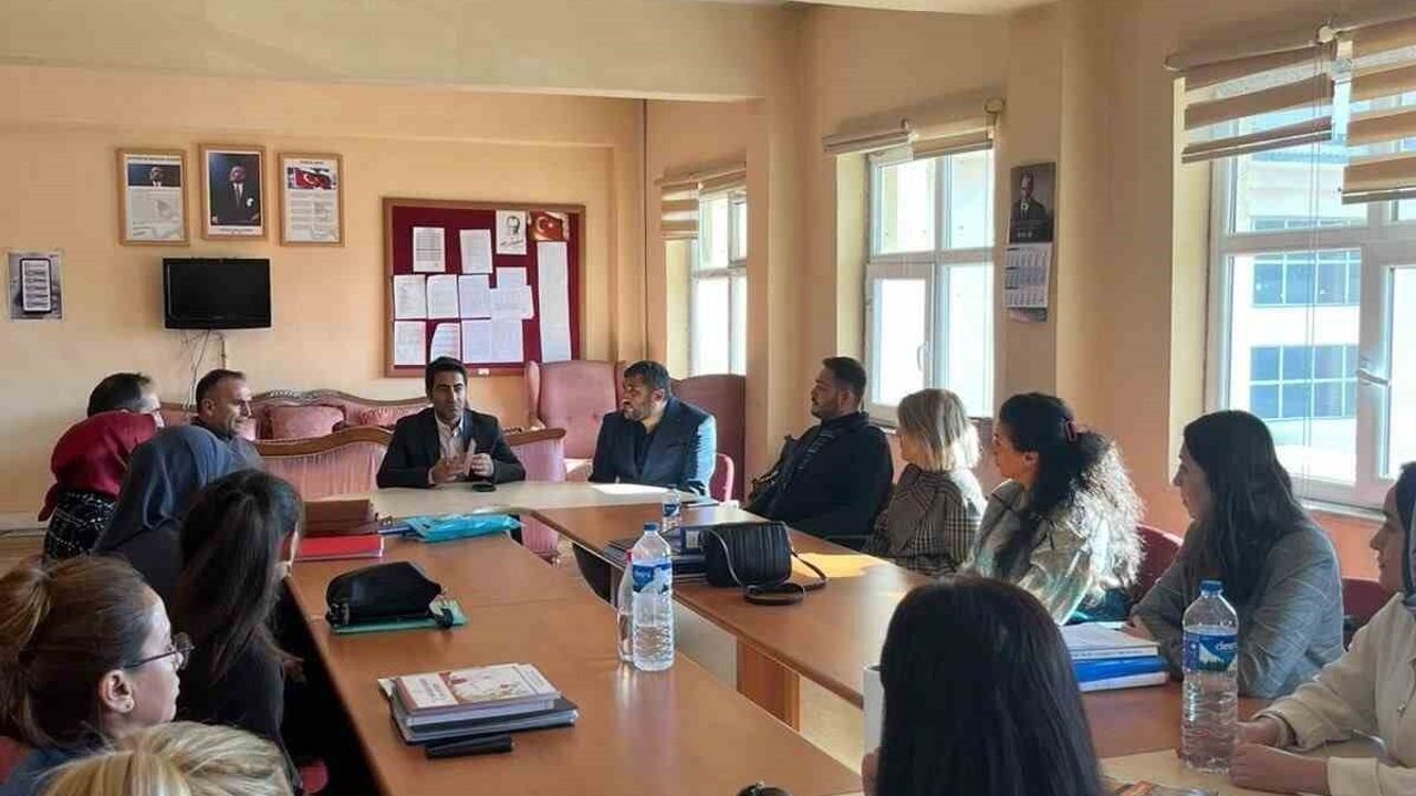 Kaymakam Enis Aslantatar Sarıkamış Okullarında Öğretmen ve Öğrencilerle Buluştu