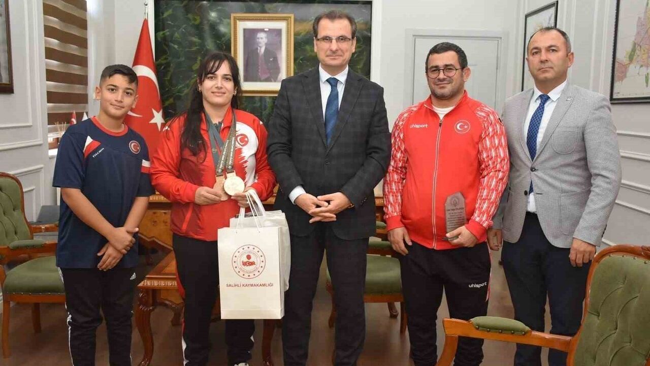 Kaymakam Güldoğan'dan madalyalı judocuya plaket