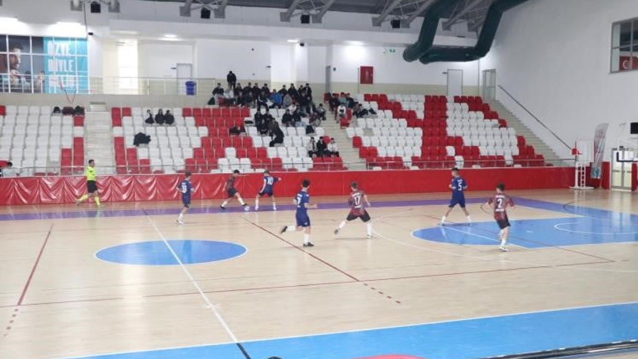 Kaymakam Öztürk Bozüyük'te Genç Erkek Futsal Grup Müsabakalarını İzledi