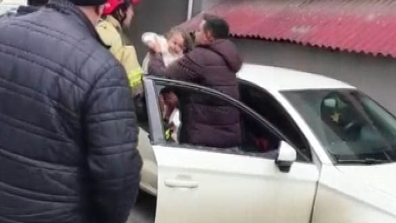 Kaynarca'da park halindeki araçta mahsur kalan çocuk itfaiye tarafından kurtarıldı