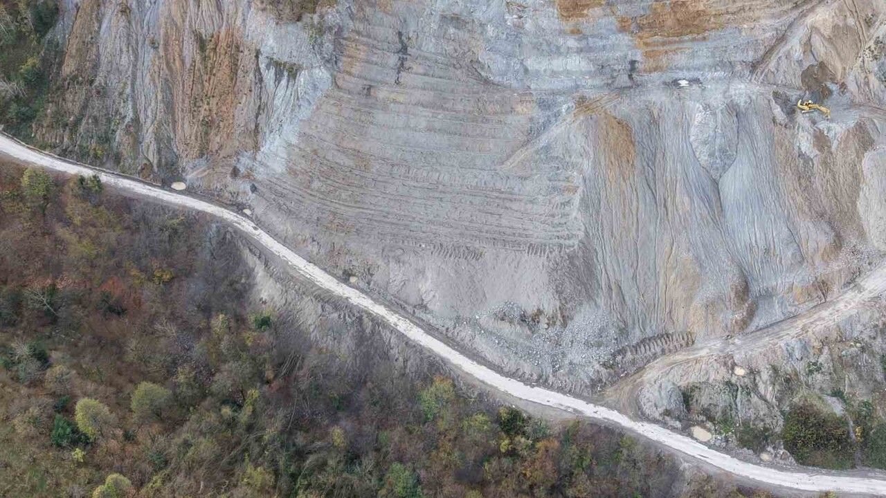 Kaynaşlı’da heyelan sonrası yol belediye ekiplerince hızla açıldı