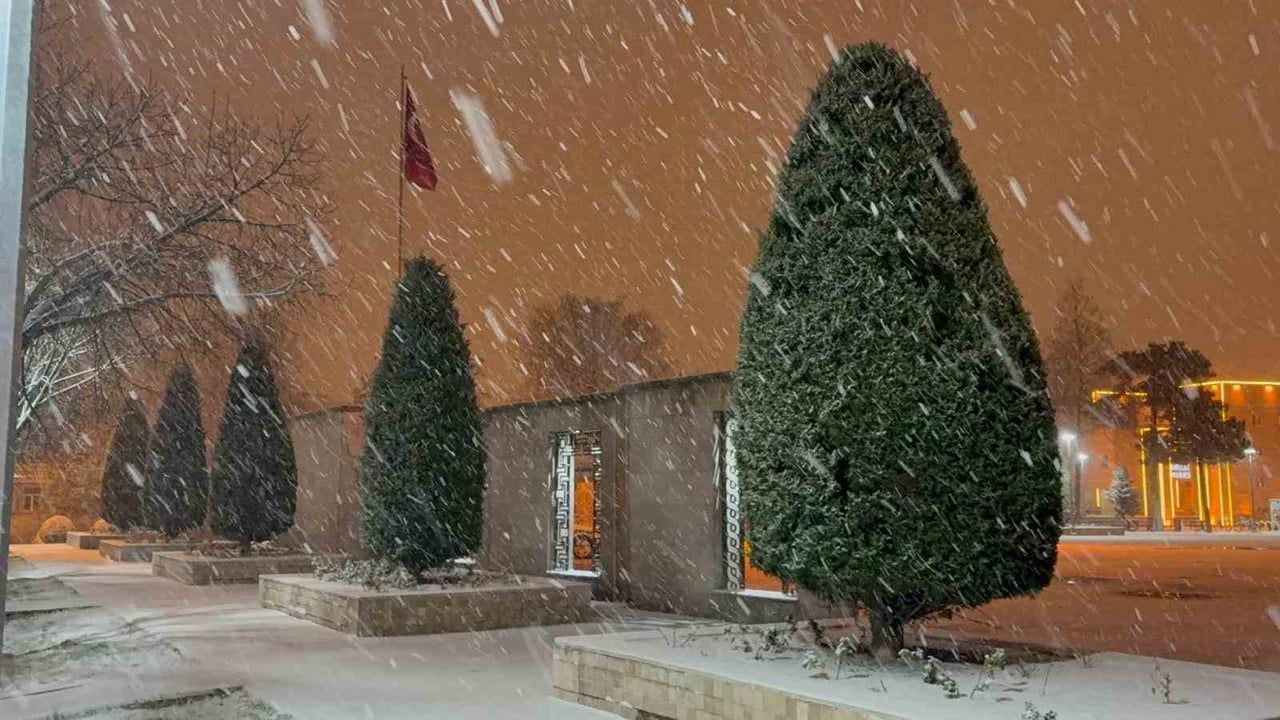 Kayseri beyaza büründü: Gece başlayan kar kenti etkiledi
