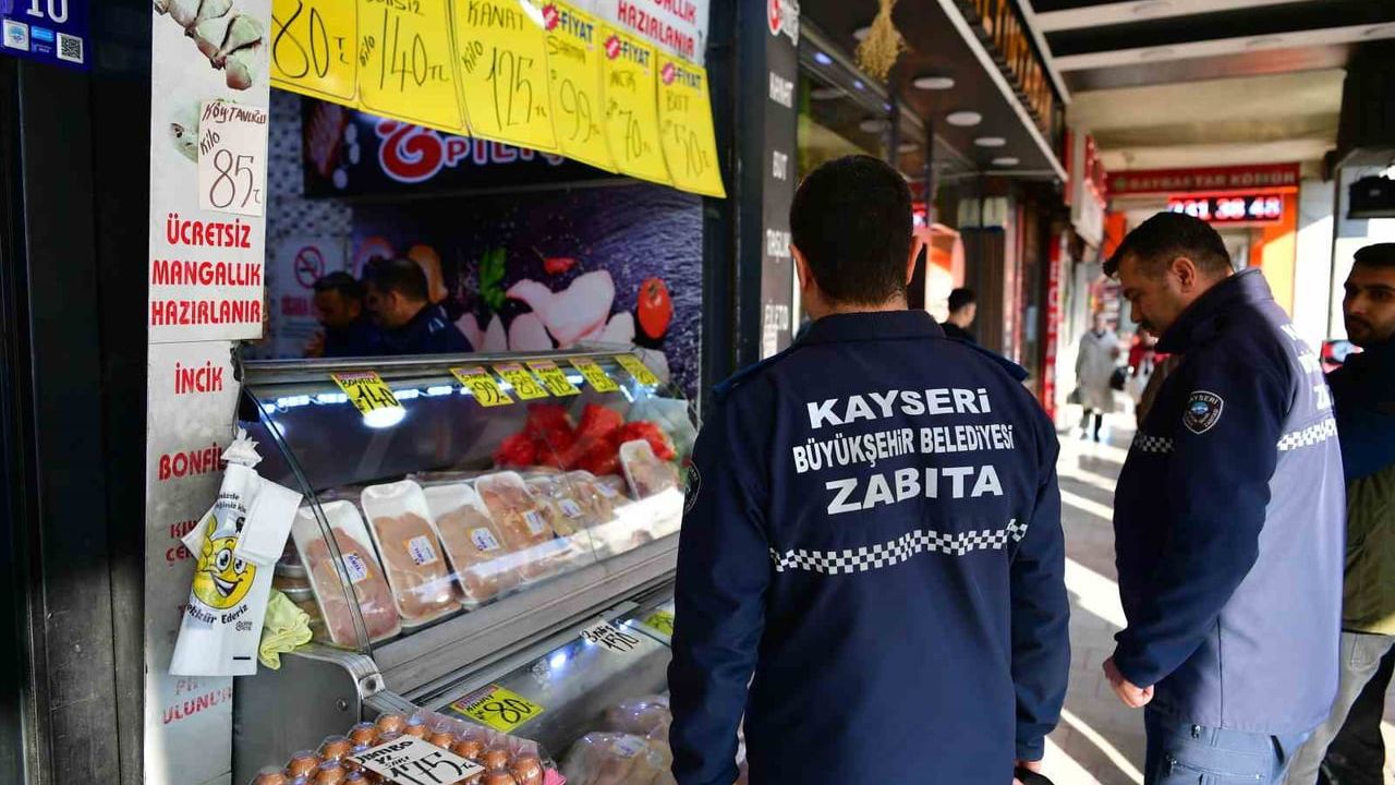 Kayseri Büyükşehir Zabıta, Cumhuriyet Meydanı çevresindeki kanatlı eti işletmelerini denetledi
