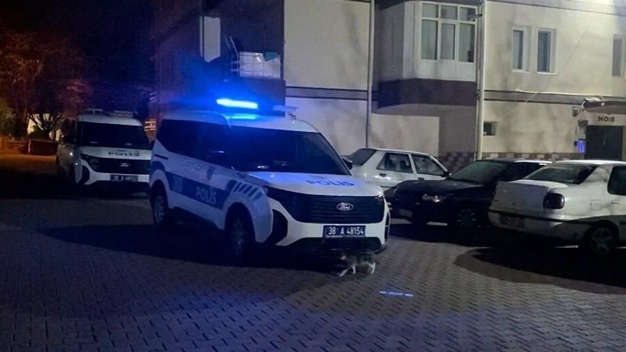 Kayseri’de 1 saat arayla iki kişiyi araçta bıçaklı yaralı olarak bulan polis