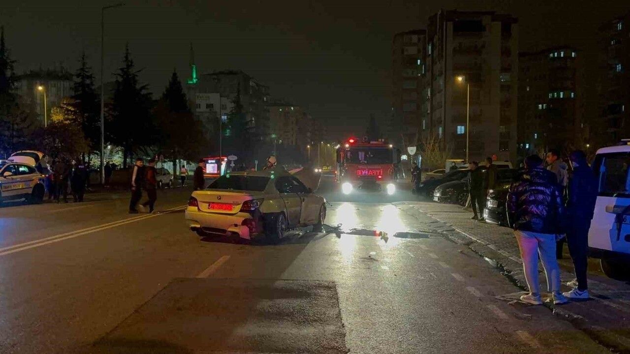 Kayseri'de alkollü olduğu iddia edilen sürücü aydınlatma direğine çarptı, polise tehdit