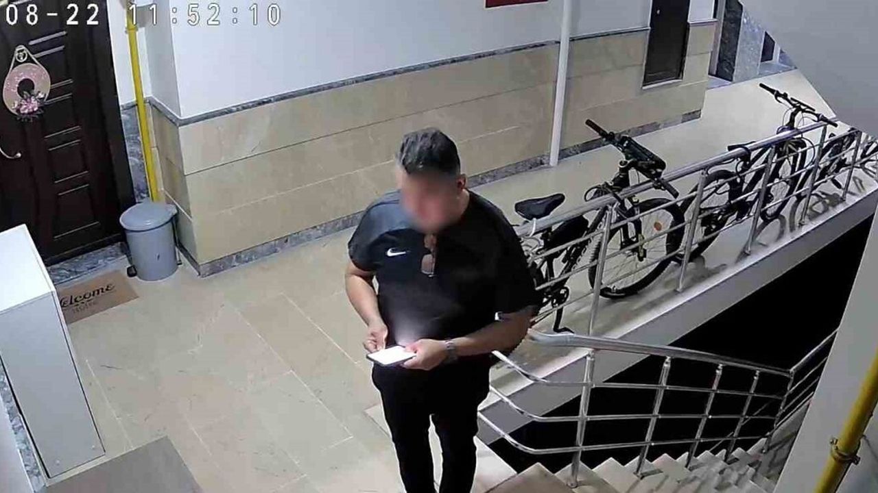 Kayseri'de boşanma aşamasındaki eşinin kapısını kıramayınca bina görevlisinin eşini bıçakladı