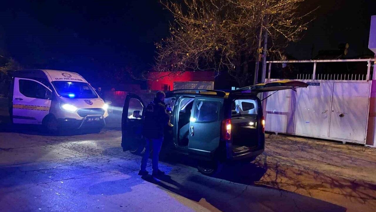 Kayseri'de cami yanında bıçaklı kavga: 1 kişi yaralandı