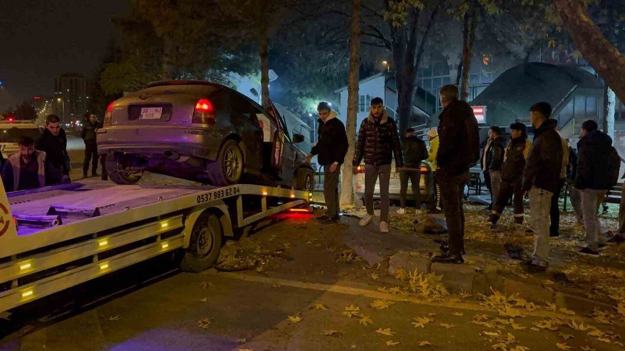 Kayseri'de çarpışma: iki otomobil cami bahçesine savruldu