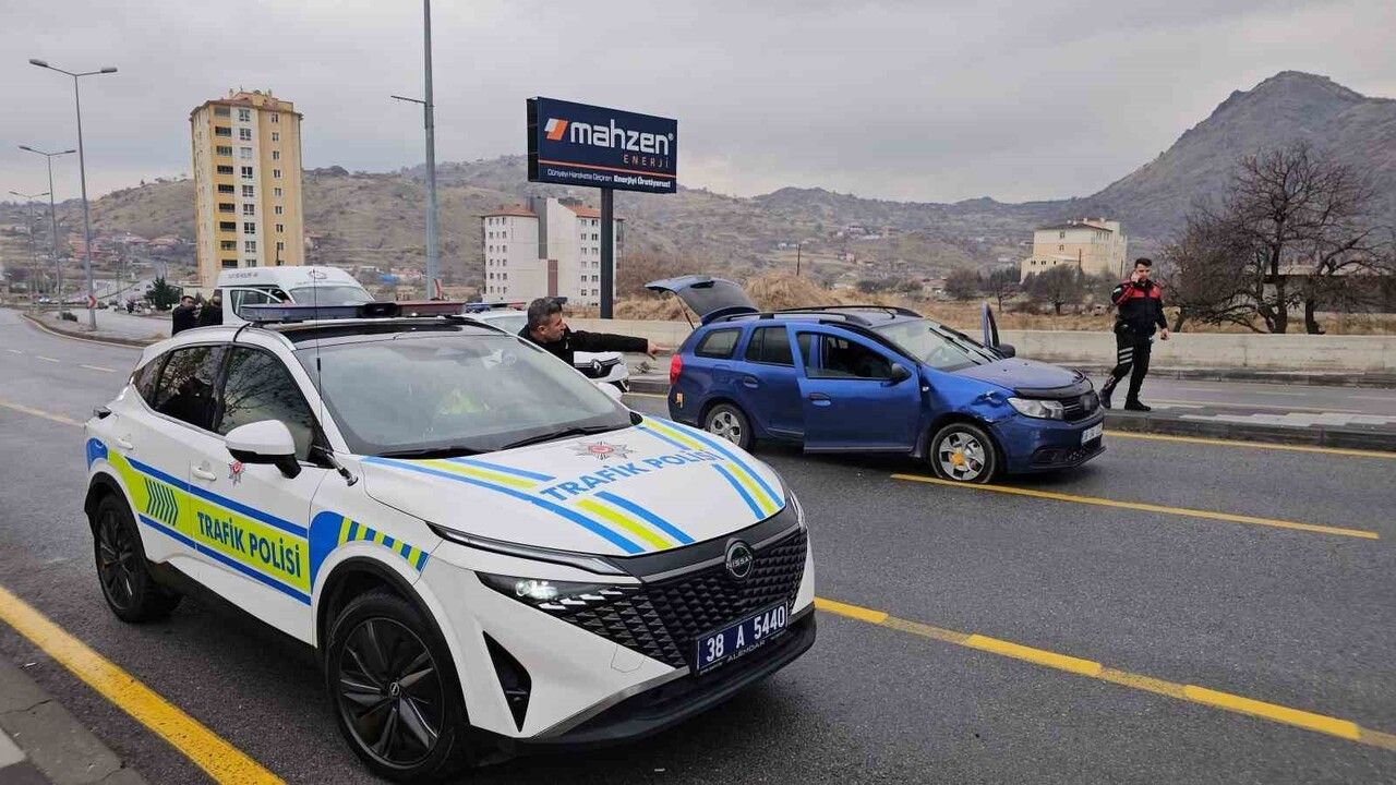 Kayseri'de 'dur' ihtarına uymayan sürücü 3 polis aracına çarpıp yakalandı