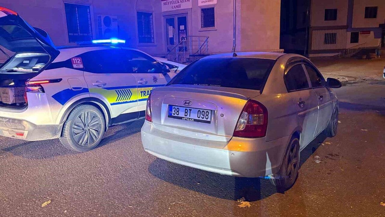 Kayseri'de 'dur' ihtarına uymayan sürücü araçla ve yaya kaçarken yakalandı