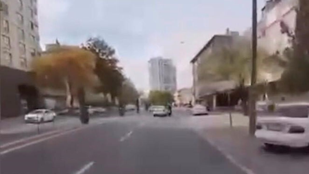 Kayseri'de hatalı şerit değişikliği: Motosiklet sürücüsü devrildi, sürücü gözaltında