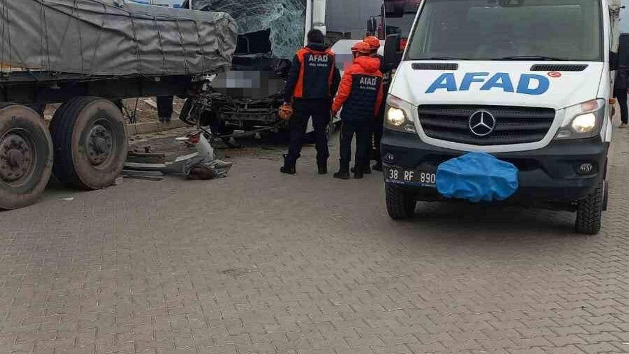Kayseri'de İşçi Servisi Tıra Arkadan Çarptı: Çok Sayıda Yaralı