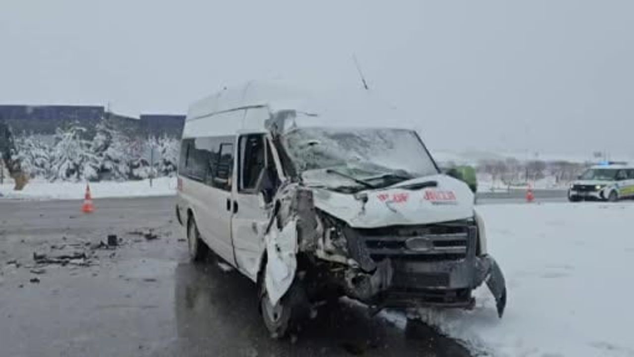 Kayseri'de işçi servisi tıra çarptı: 11 yaralı