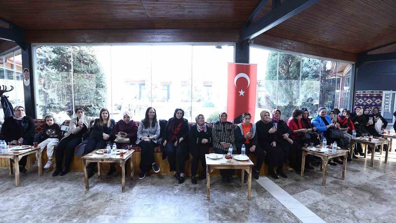 Kayseri'de kadın muhtarlar 91’inci yılını müzikle kutladı