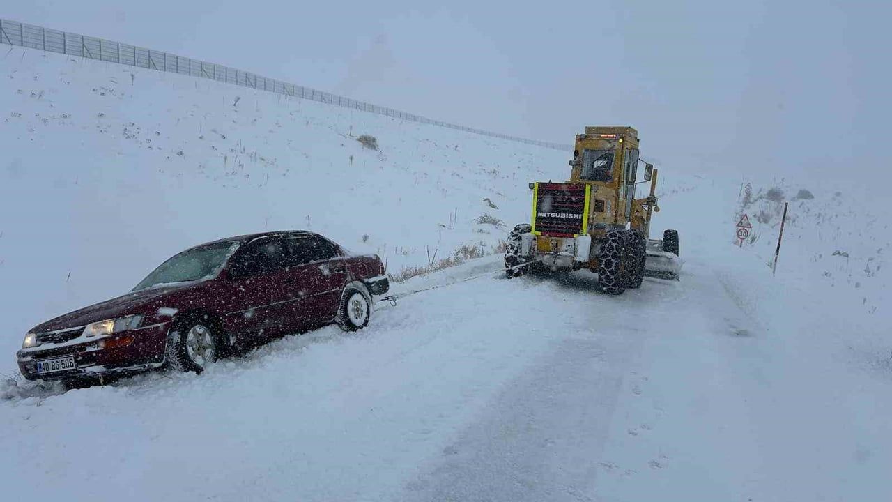 Kayseri'de karla mücadele: 61 mahalle yolu ulaşıma açıldı