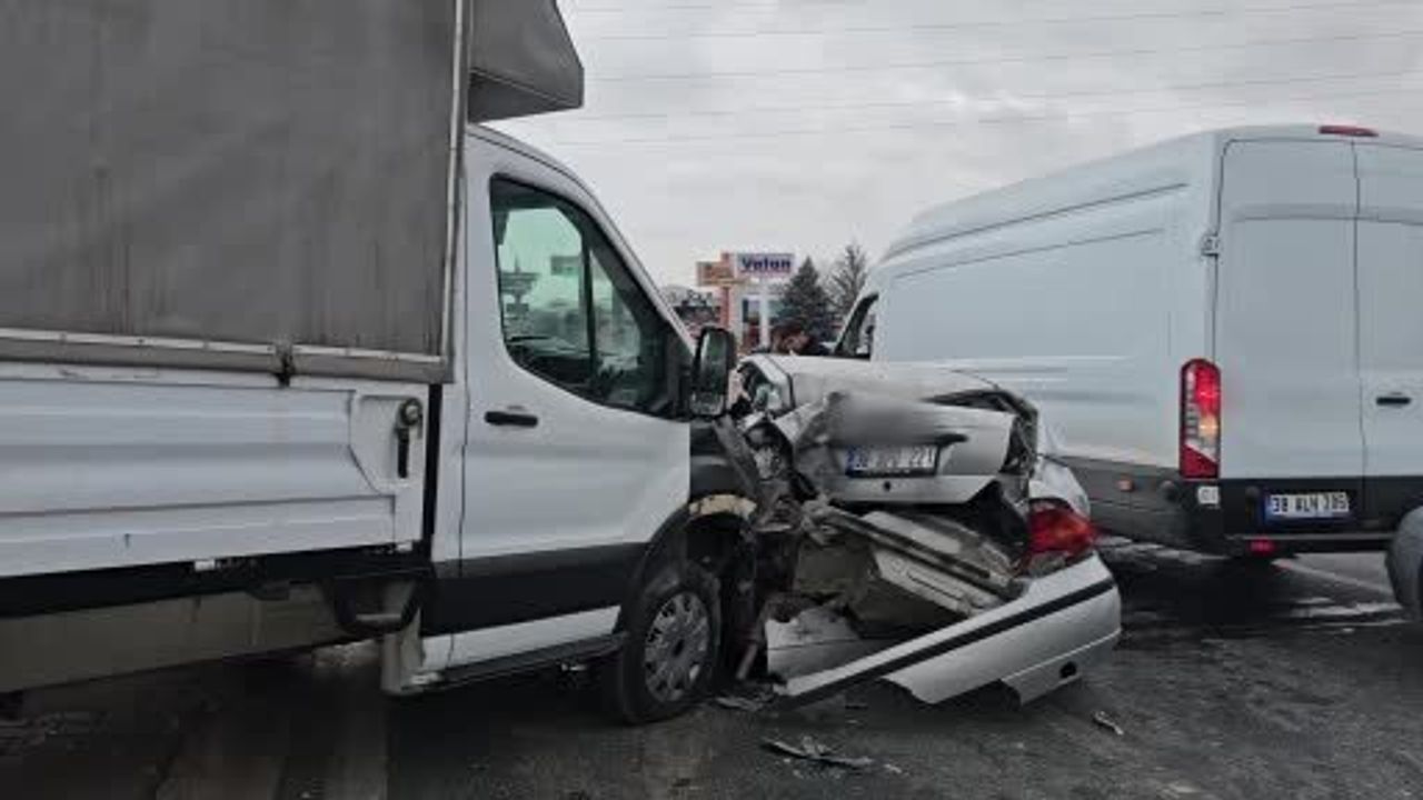 Kayseri'de kırmızı ışık ihlali zincirleme kazaya dönüştü: 1’i ağır, 3 yaralı