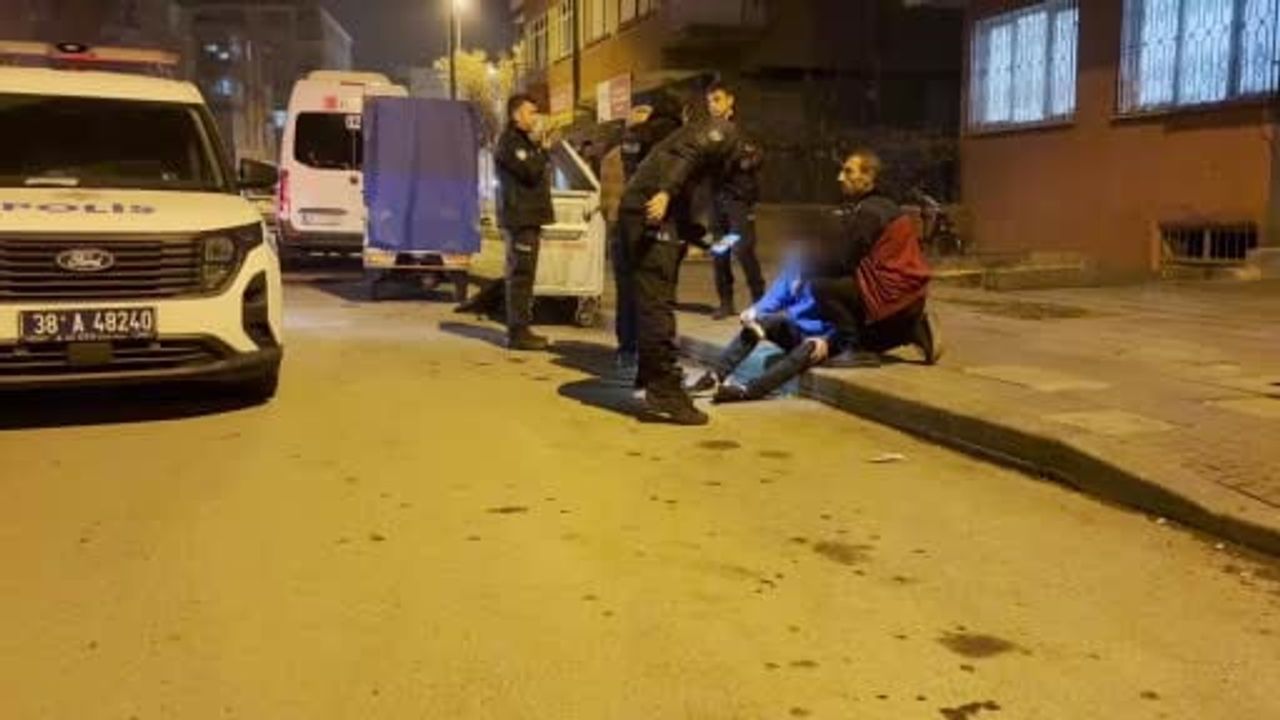 Kayseri'de köpek tartışması bıçaklı kavgaya dönüştü; 17 yaşındaki genç yaralandı