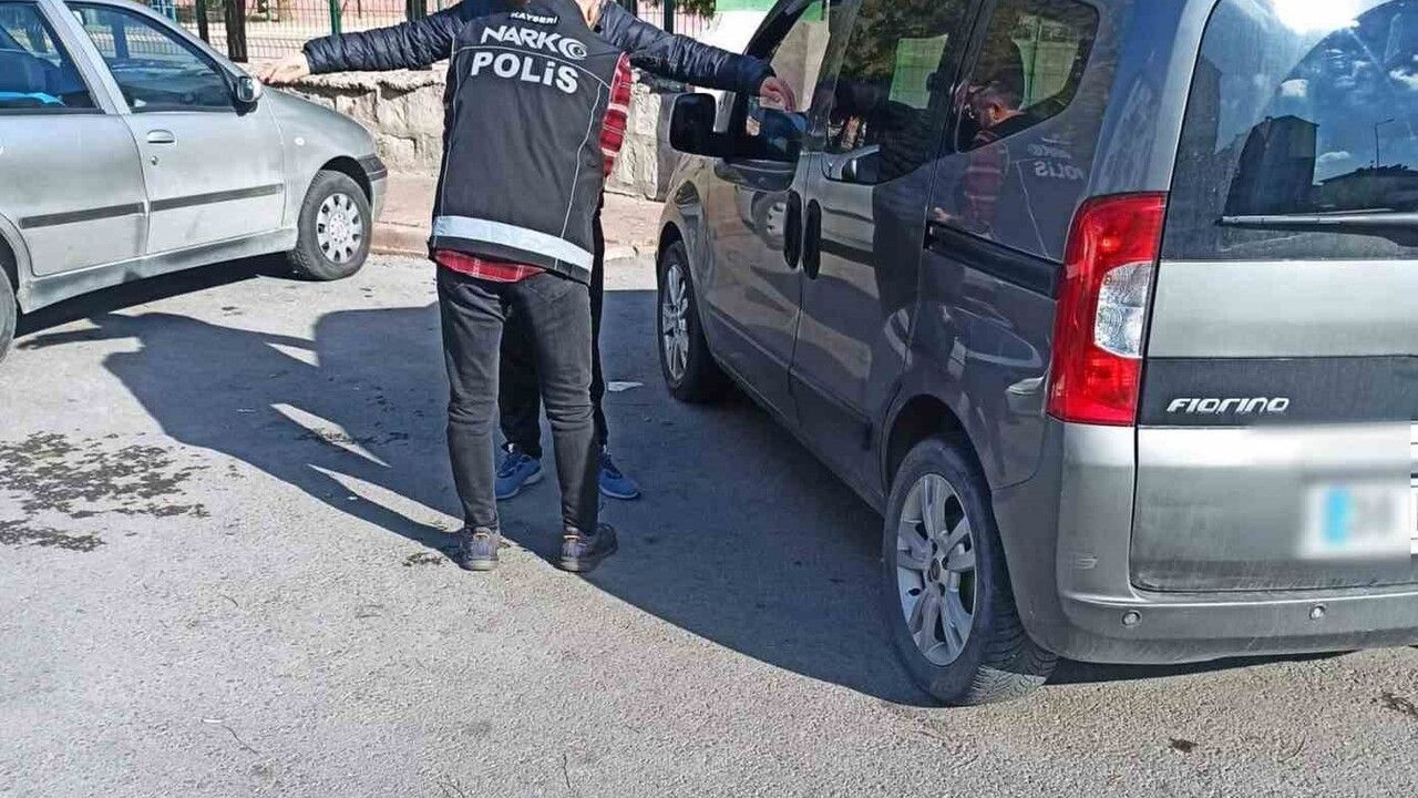 Kayseri'de 'Narko-Okul' uygulamasında 9 araç ve 19 şahıs sorgulandı