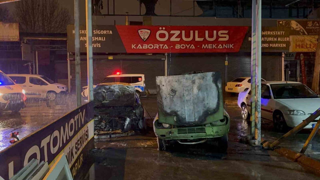 Kayseri'de oto sanayide kazalı araç alev aldı, 2 otomobil küle döndü