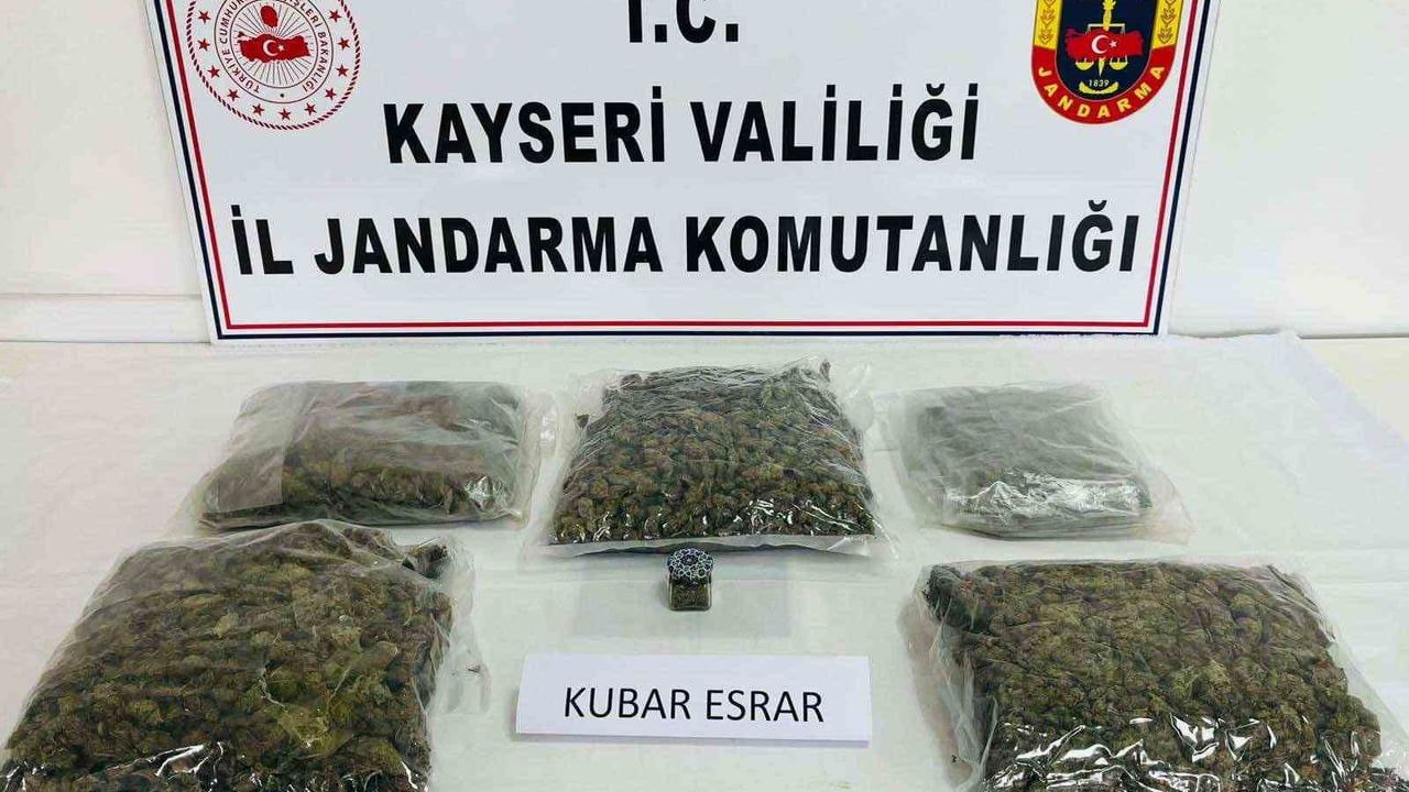 Kayseri'de sehpa içine gizlenmiş 4 kilo 702 gram uyuşturucu ele geçirildi