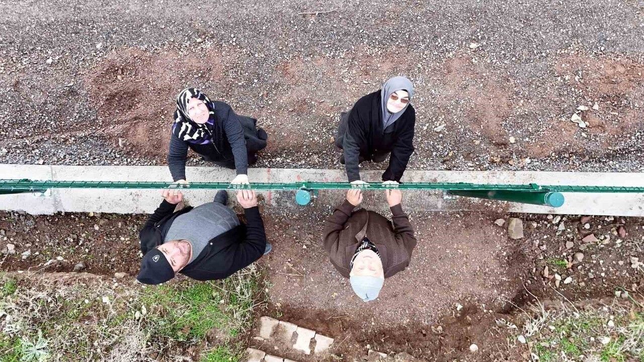 Kayseri'de tel örgü mahalleyi ikiye böldü: Sakinler cami ve markete ulaşmak için 5 kilometre yürüyor