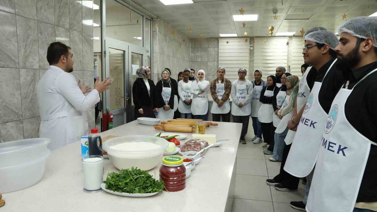 Kayseri'de yabancı öğrencilere Kayseri yemekleri kursu ve yağlama etkinliği