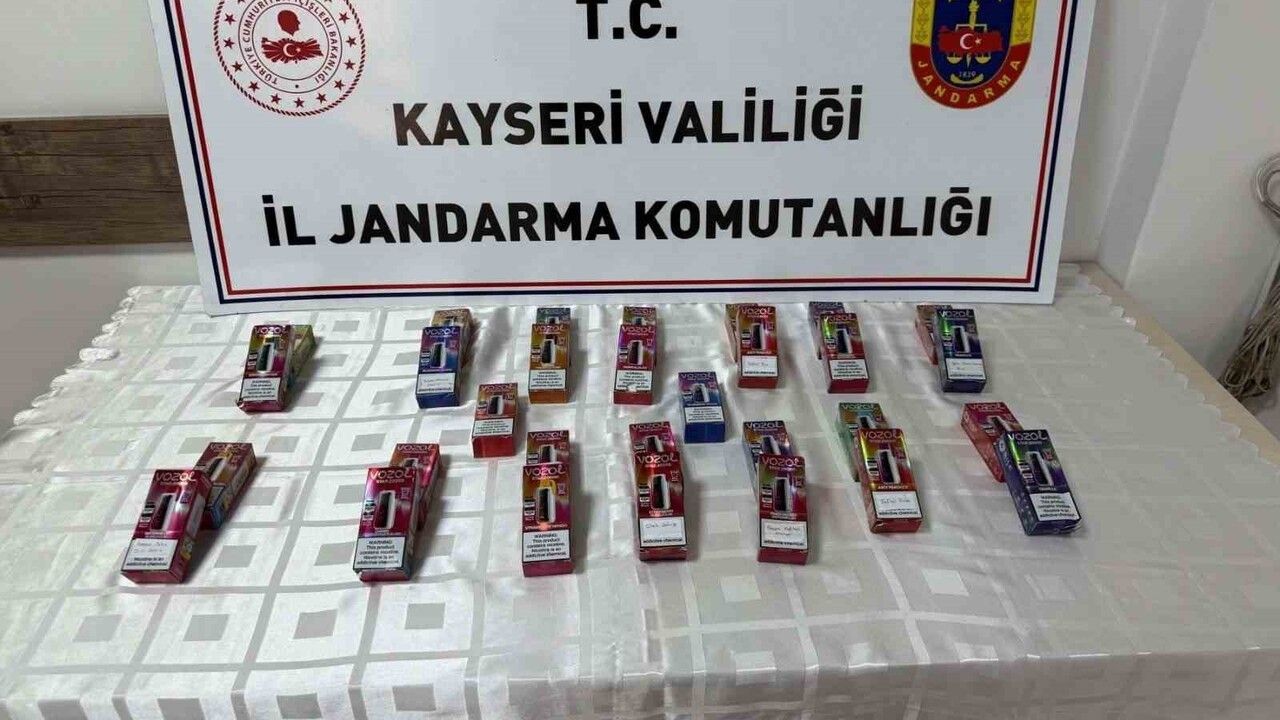 Kayseri'de yol kontrolünde 930 paket bandrolsüz sigara ele geçirildi