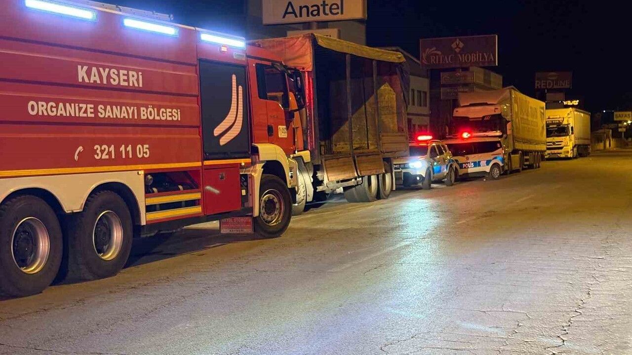 Kayseri OSB'de mobilya fabrikası bahçesindeki atık yangını büyümeden söndürüldü