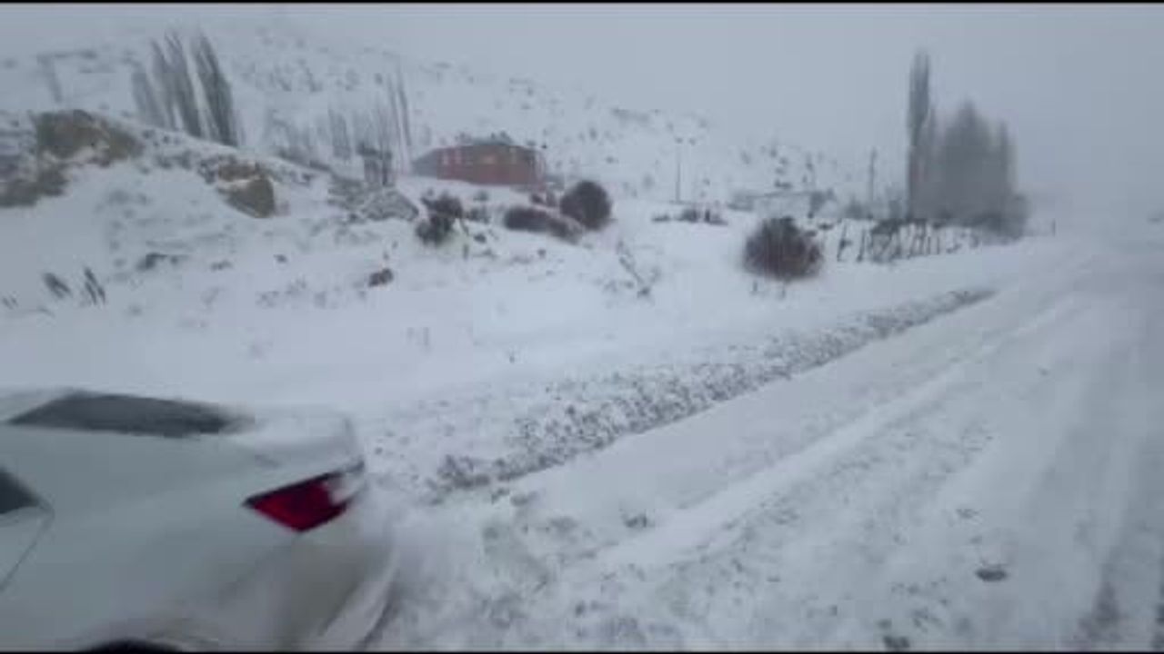 Kayseri Sarız'da AFAD ekipleri karlı yolda mahsur kalan araçları kurtardı