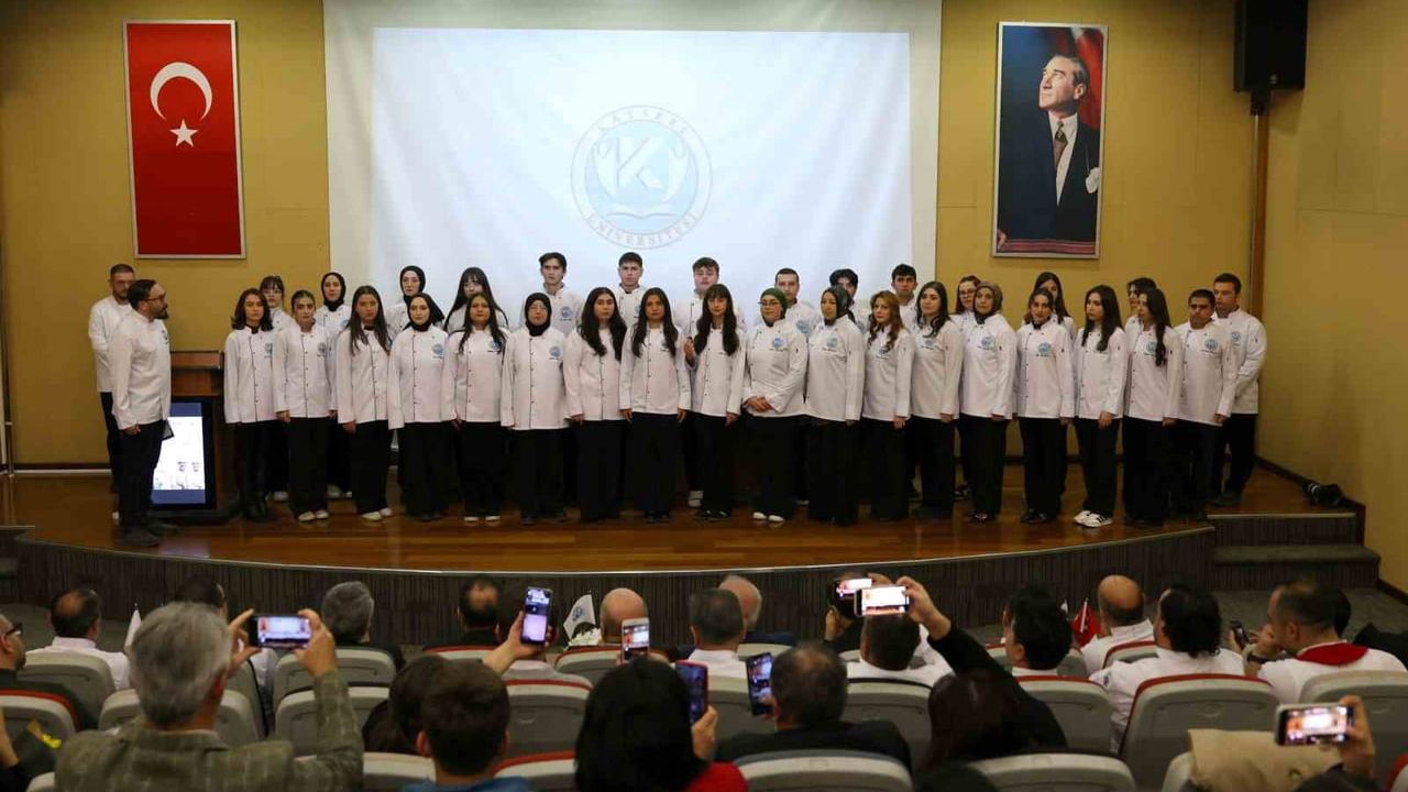 KAYÜ’de aşçılık öğrencileri önlüklerini giydi