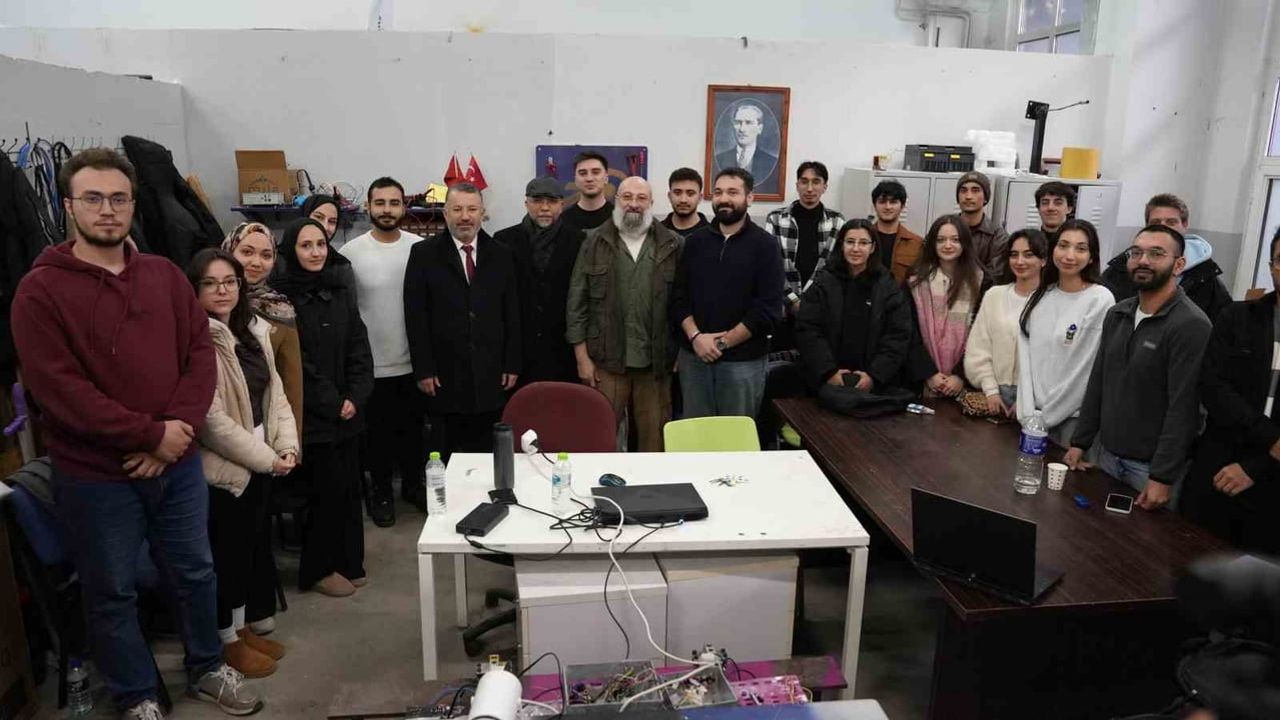 KBÜ'de 'Yeni Medya' Söyleşisi — Ömer Özkök ve Hikmet Genç Katıldı