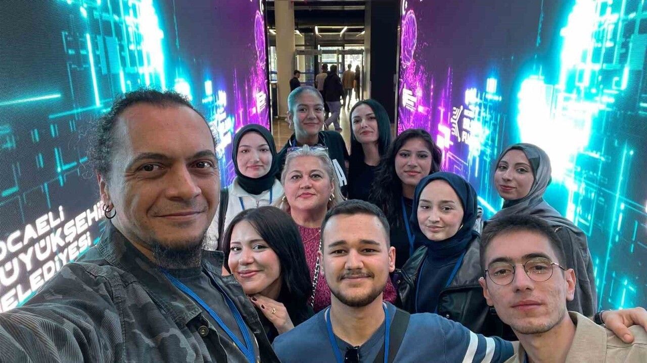 KBÜ öğrencileri Kocaeli Bilişim Fuarı'nda yapay zekâ ve siber güvenliği keşfetti