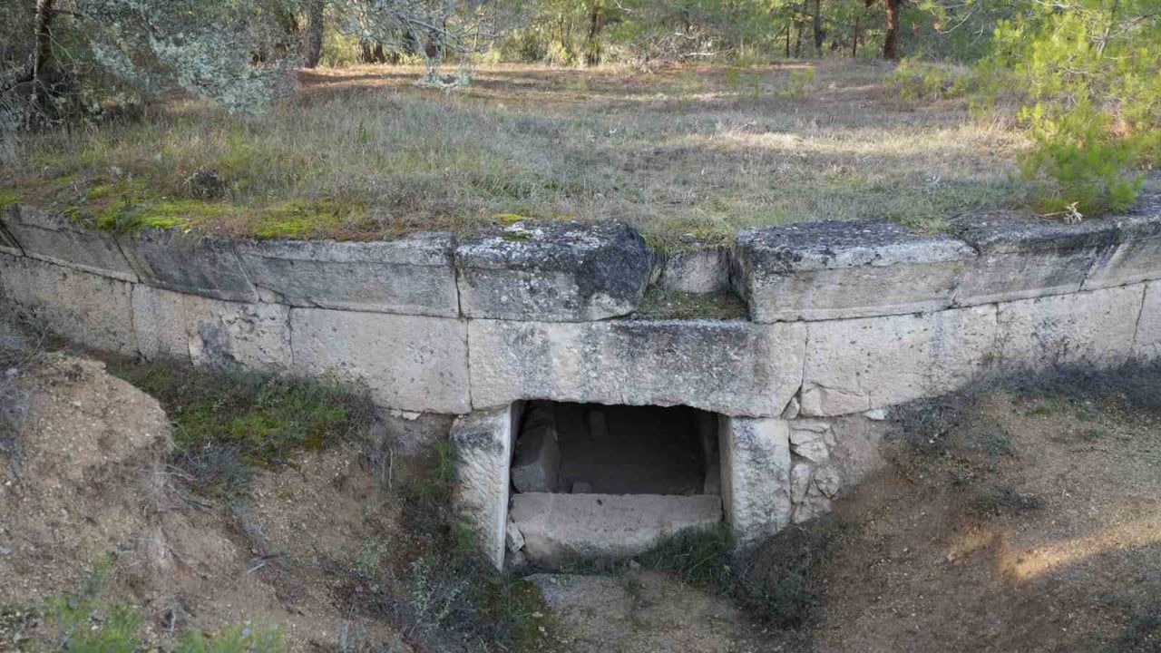 KBÜ saha gezisiyle Safranbolu kaya mezarlarını ve arkeolojik alanları yerinde inceledi