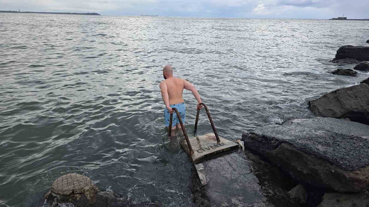 Kdz. Ereğli'de 35 yaşındaki avukat soğuk havada denize girdi