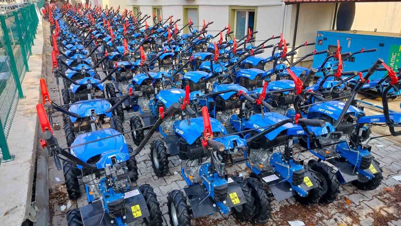 Keban'da çiftçilere çapa, badem silkeleme ve ceviz soyma makineleri dağıtımı