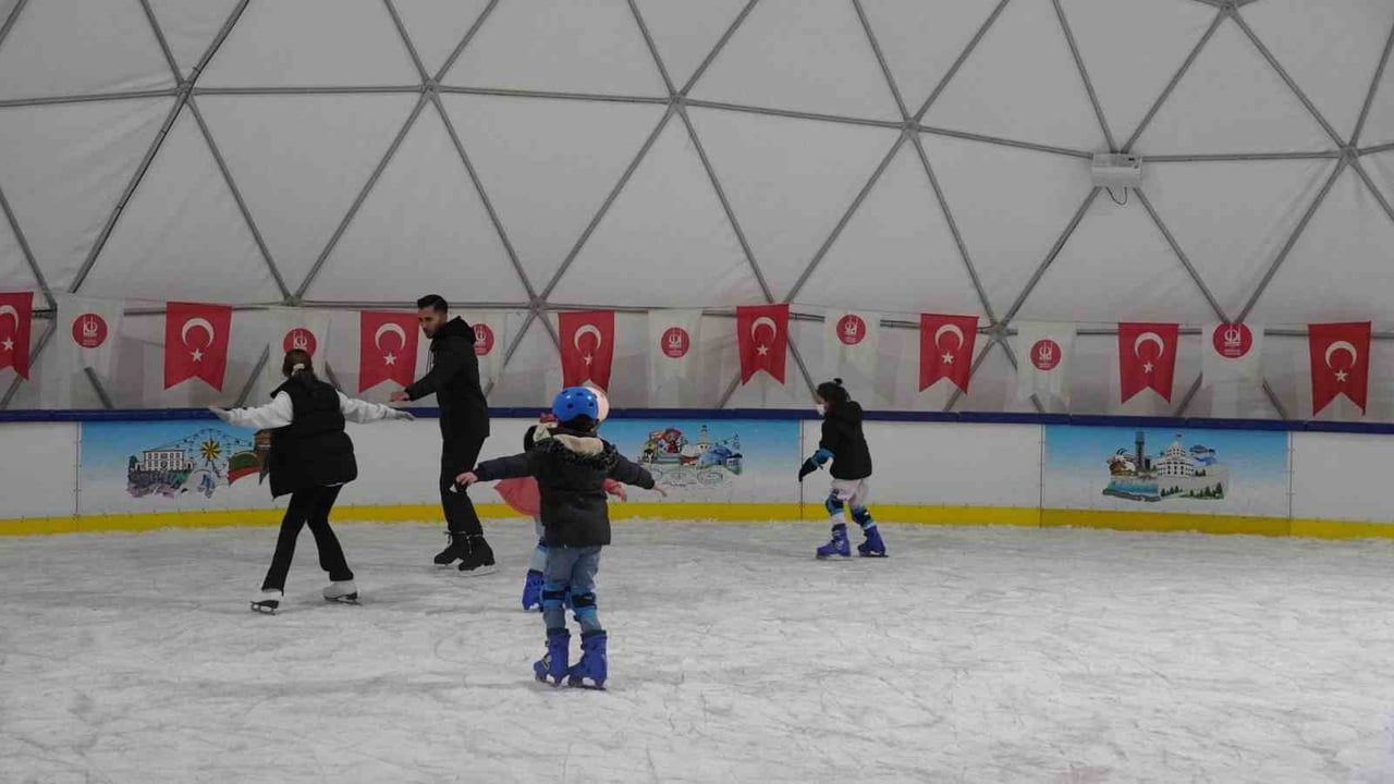 Keçiören'de Ahmet Çalık Buz Pateni Pisti Yoğun İlgi Görüyor