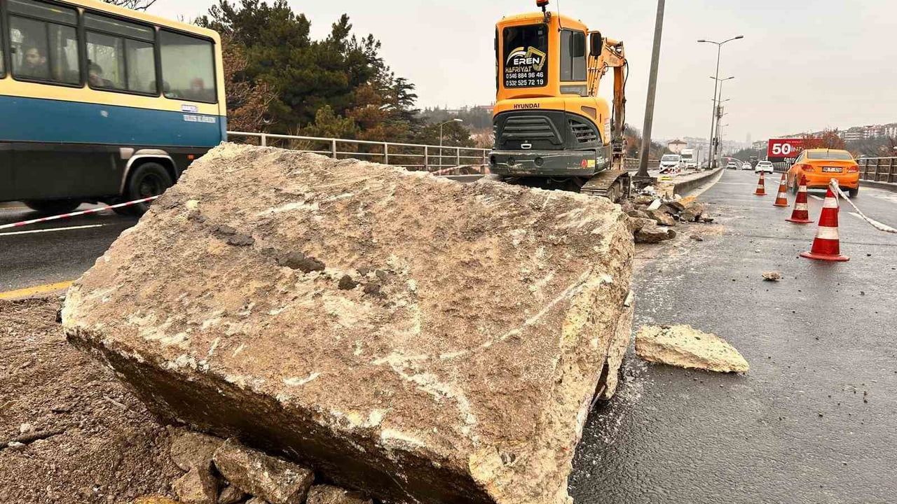 Keçiören’de Fatih Köprüsü çalışmasında tek iş makinesi trafiği aksatıyor