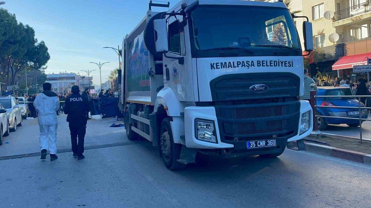 Kemalpaşa'da yaya geçidinde belediyeye ait çöp kamyonu bir kadını ezdi