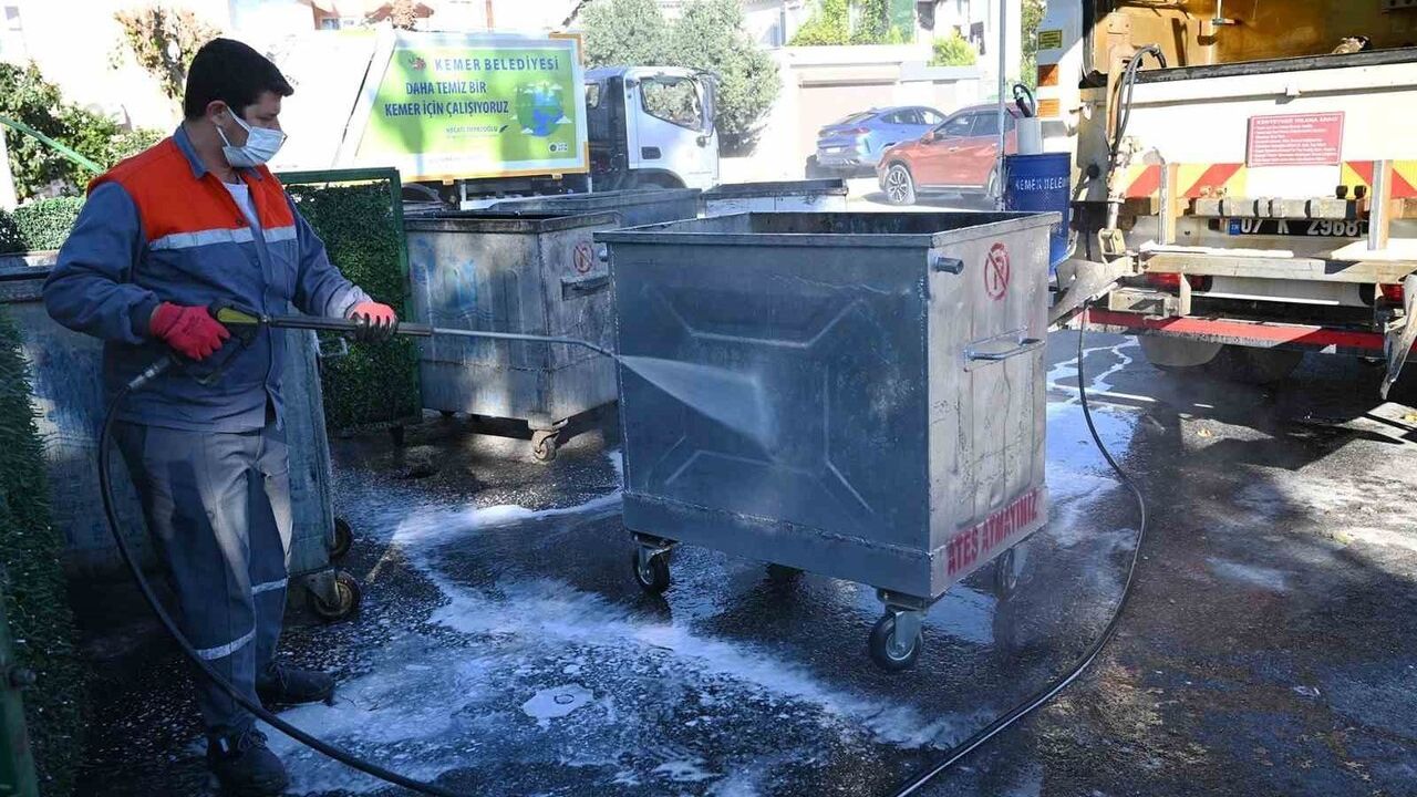 Kemer'de çöp konteynerleri sıcak ve ilaçlı suyla dezenfekte ediliyor