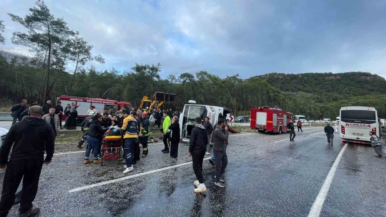 Kemer'de midibüs devrildi: 6 kişi yaralandı