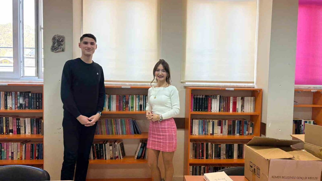 Kemer Gençlik Meclisi Ünal Aysal Anadolu Lisesi'ne 150 Kitap Bağışladı