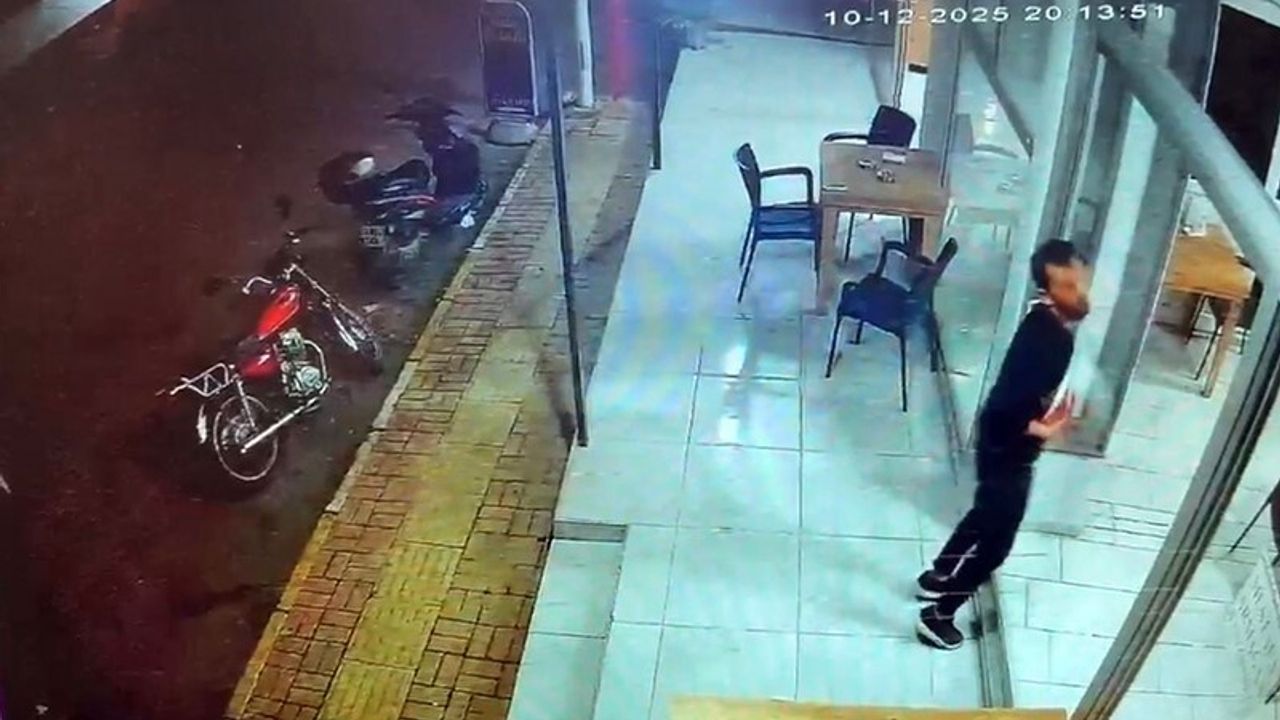 Kendi sildiği cam kapıya çarpan garsonun anı güvenlik kamerasında