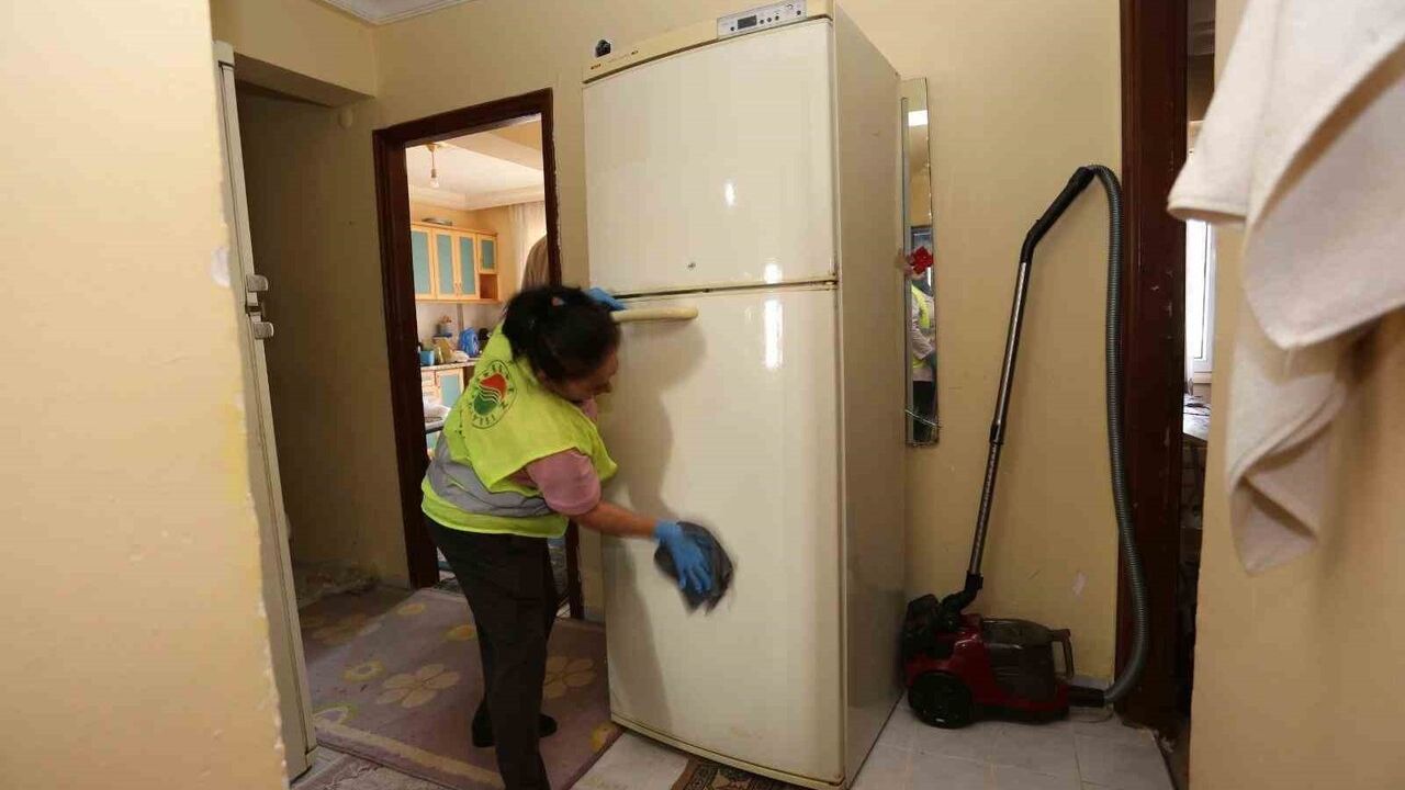 Kepez Belediyesi'nden yalnız yaşayan yaşlı kadına evde sağlık ve temizlik desteği